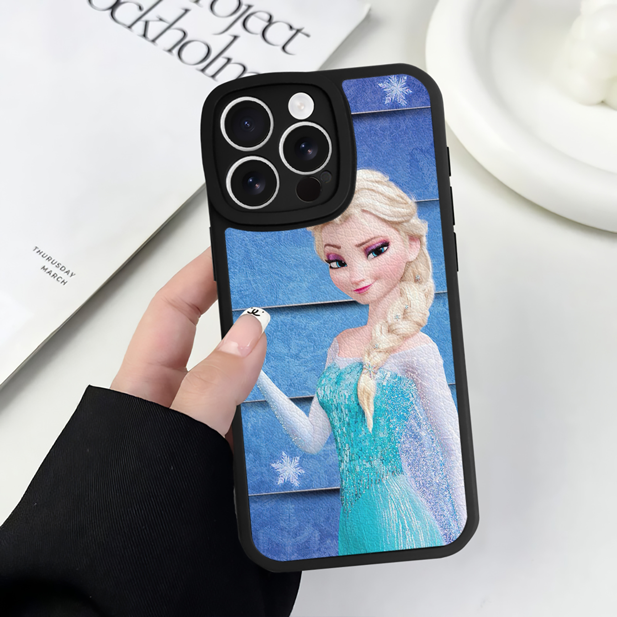 （画像用） アナと雪の女王 アンナ エルサ Frozen Anna Elsa 【iPhone 16シリーズ対応】シリコンスマホケース（レザー調） 材質：シリコン